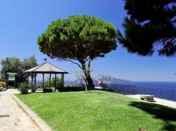 Una delle frazioni di Massa Lubrense, il nostro paradiso. Da qui si ha una vista incantevole sull'isola di Capri. All'Annunziata ci sono anche alcune bellissime location per matrimoni; quindi se stai pensando di sposarti in Penisola Sorrentina, non dimenticare di inserire nell'elenco dei luoghi da vedere anche Massa Lubrense. Presso la nostra agenzia è possibile prenotare auto da cerimonia, trasferimenti ed escursioni a Capri, Costiera Amalfitana, Pompei e molto altro per te e i tuoi invitati. www.enchantingsorrento.com
